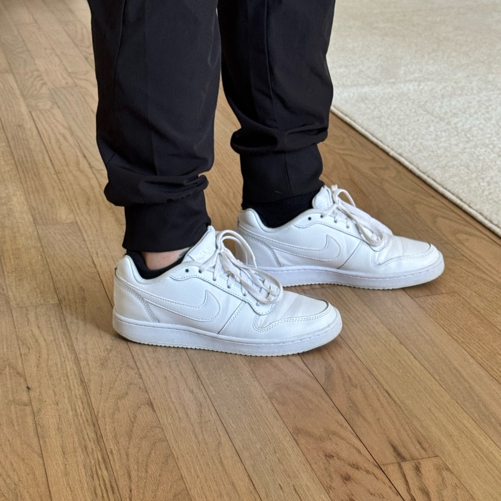 Nike Ebernon court low in good condition. Downsizing shoes